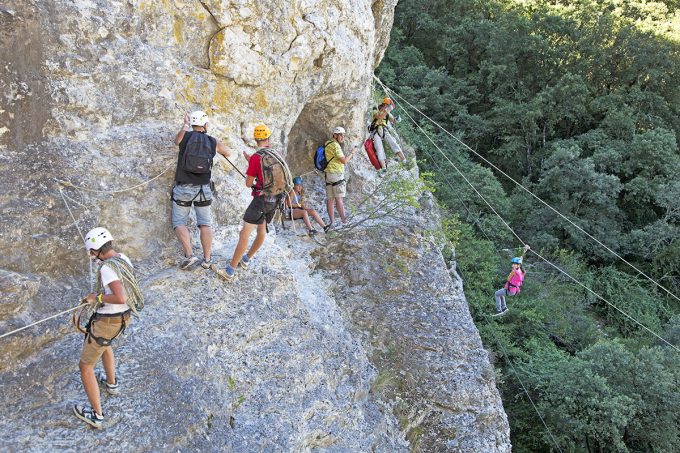 Tyrolienne à Rochecolombe avec la Base canyon de la Besorgues_Rochecolombe